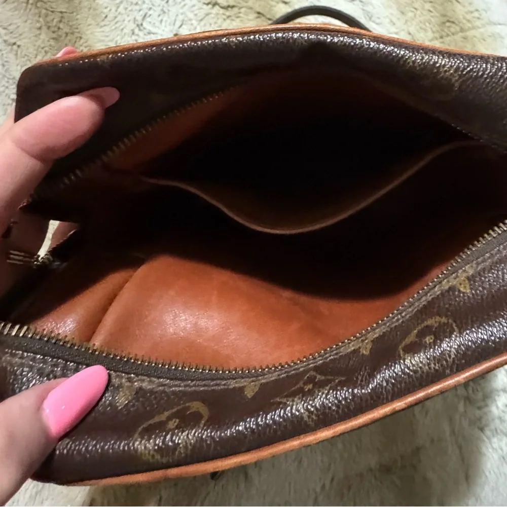 🔥 COA Louis Vuitton Danube Monogram Crossbody Bag in GUC 🔥 - Picture 9 of 15